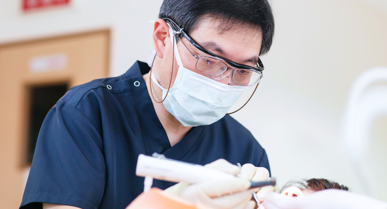 ふじた歯科医院の診療チェアが並ぶ明るい歯科医院の診療室