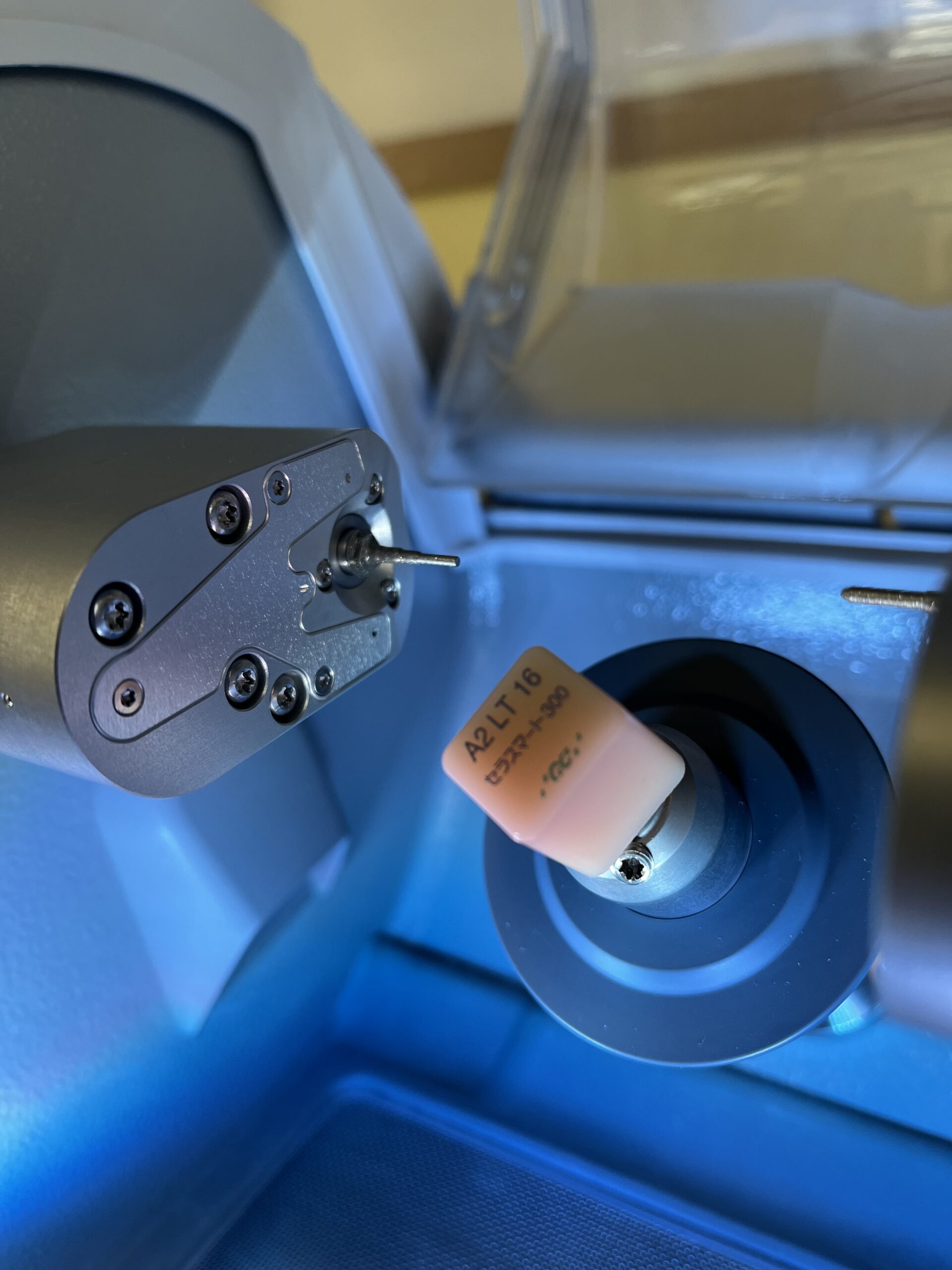 独シロナ社製口腔内スキャナー「プライムスキャン」とミリングマシーン